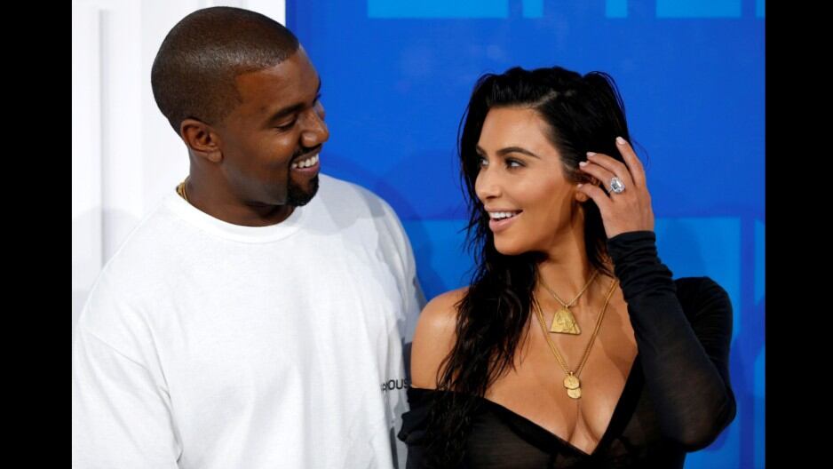 Kim Kardashian no está tranquila y sufre por el asalto que sufrió en la lujosa residencia donde se quedaba durante su estancia en París por la semana de la moda. Teme que se filtren imágenes, mensajes y videos explícitos con Kanye West.