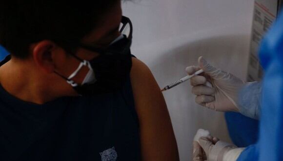 La aplicación de una tercera dosis de vacuna contra el COVID-19 sigue en evaluación en el país | Foto: Hugo Curotto / @photo.gec