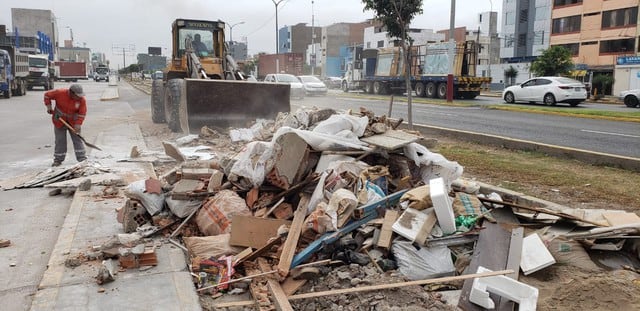 Este viernes se recogió toneladas de desmonte, basura y desechos que obstaculizaban el tránsito de peatones y ciclistas en la cuadra 50 de la avenida Colonial. (Foto: Municipalidad del Callao)