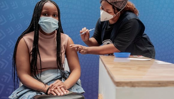 Una mujer recibe una dosis de la vacuna Pfizer/BioNTech contra COVID-19 en el sitio de vacunación Discovery en Sandton, Johannesburgo. (Foto: LUCA SOLA / AFP)