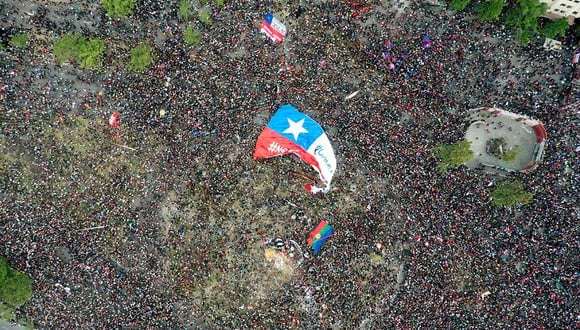 Imagen panorámica de Santiago de Chile con histórica protesta. (Foto: AFP)