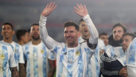 'Papu' Gómez salió al frente para defender a Lionel Messi. (Foto: AFP)