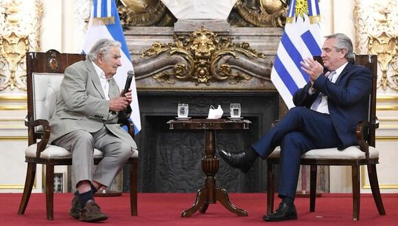 Alberto Fernández junto al expresidente de Uruguay, José Mujica, durante la entrega de parte del Gobierno argentino del Collar de la Orden del Libertador San Martín. (Foto: Maria Eugenia Cerutti / EFE)