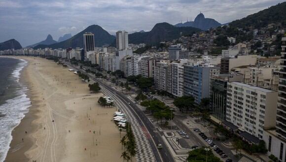 Las autoridades brasileñas anunciaron en los últimos días diversas restricciones para impedir fiestas y aglomeraciones en los eventos de despedida del año, incluyendo el cierre de las playas. (Foto: Mauro PIMENTEL / AFP)