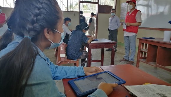 El ministro de Educación conversó con los estudiantes de Loreto que ya acuden a sus aulas cumpliendo los protocolos sanitarios. (Foto: Minedu)