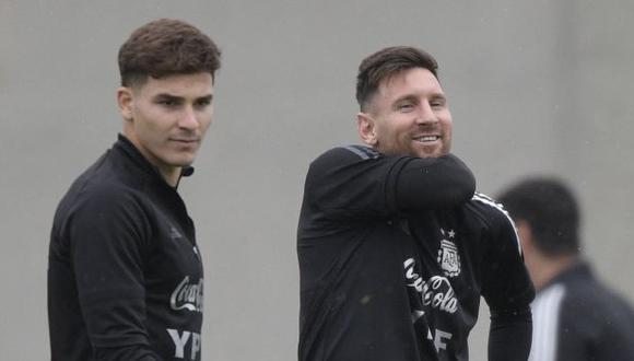 Julián Álvarez volvió a elogiar a Lionel Messi a poco del Mundial de Qatar. (Foto: AFP)