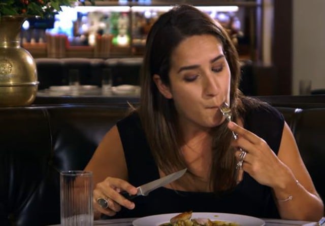 Stephanie Potakis decidió comer carne para un experimento para canal de YouTube.
