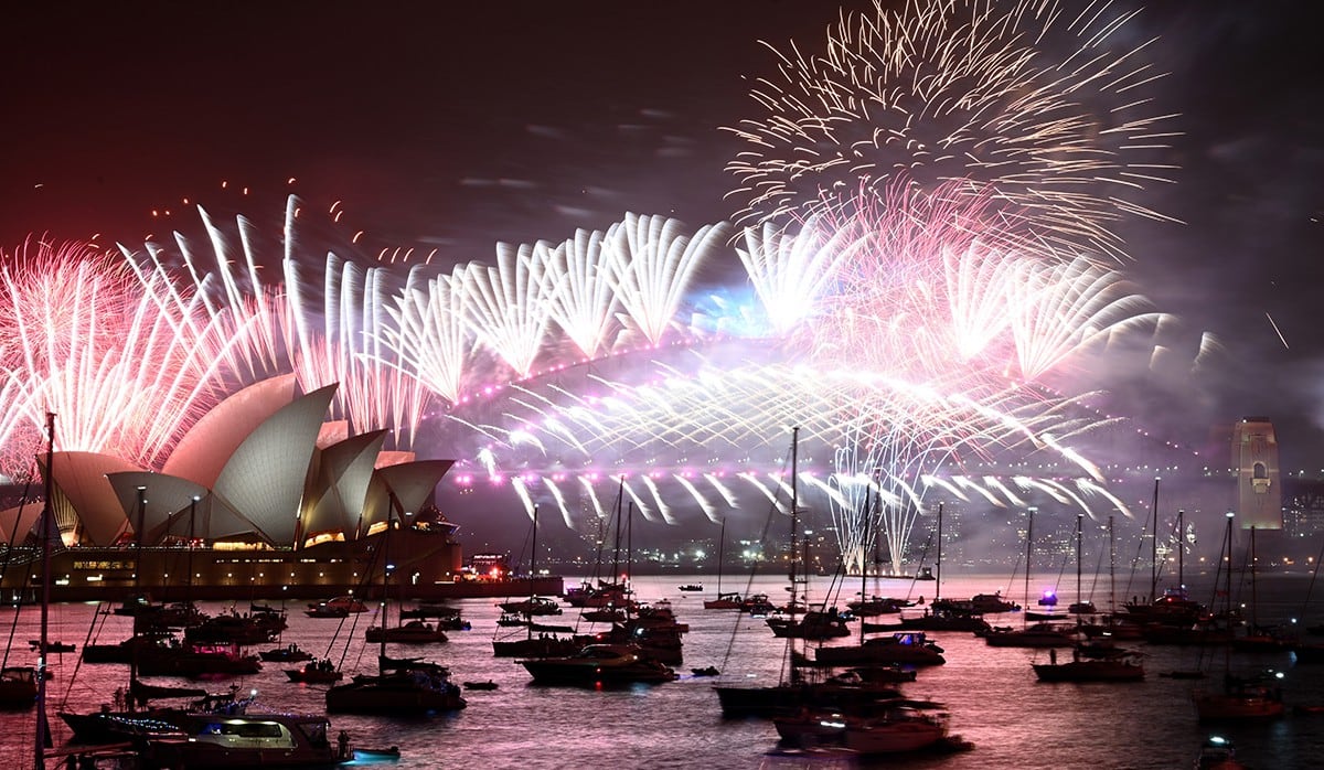 Los fuegos artificiales de Nochevieja estallan sobre el emblemático Harbour Bridge y la Ópera de Sydney durante el espectáculo de fuegos artificiales el 1 de enero de 2020. (Foto: AFP)