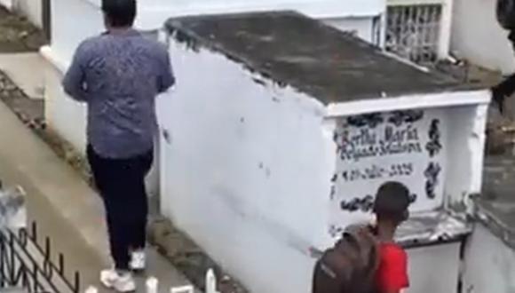 El video de un niño de unos 10 años que visita la tumba de su madre y tras limpiar la lápida le muestra sus calificaciones del colegio, remeció las redes sociales e internet en pleno Día de Todos los Santos.