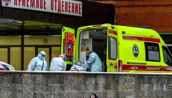Personal médico saca de una ambulancia a una persona en la sección de pacientes infectados con Covid-19 en el hospital Pokrovskaya en San Petersburgo el 24 de enero de 2022. (Foto: Olga MALTSEVA / AFP)