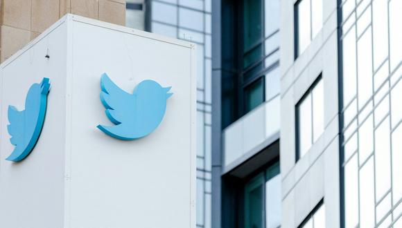 El logotipo de Twitter se ve en el exterior de la sede de Twitter en San Francisco, California, el 28 de octubre de 2022. (Foto por Constanza HEVIA / AFP)