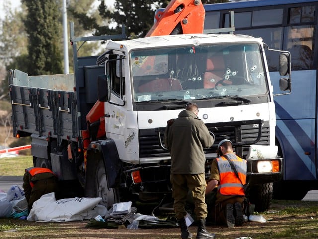 Camión embiste a soldados en Israel