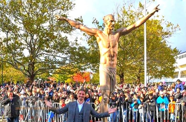 Zlatan Ibrahimovic desveló estatua que hicieron los hinchas de Malmo