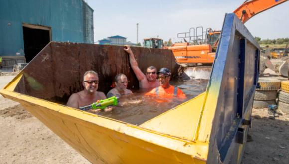Los trabajadores se dieron un baño en la curiosa piscina hecha de material reciclado. (Foto: UGC).