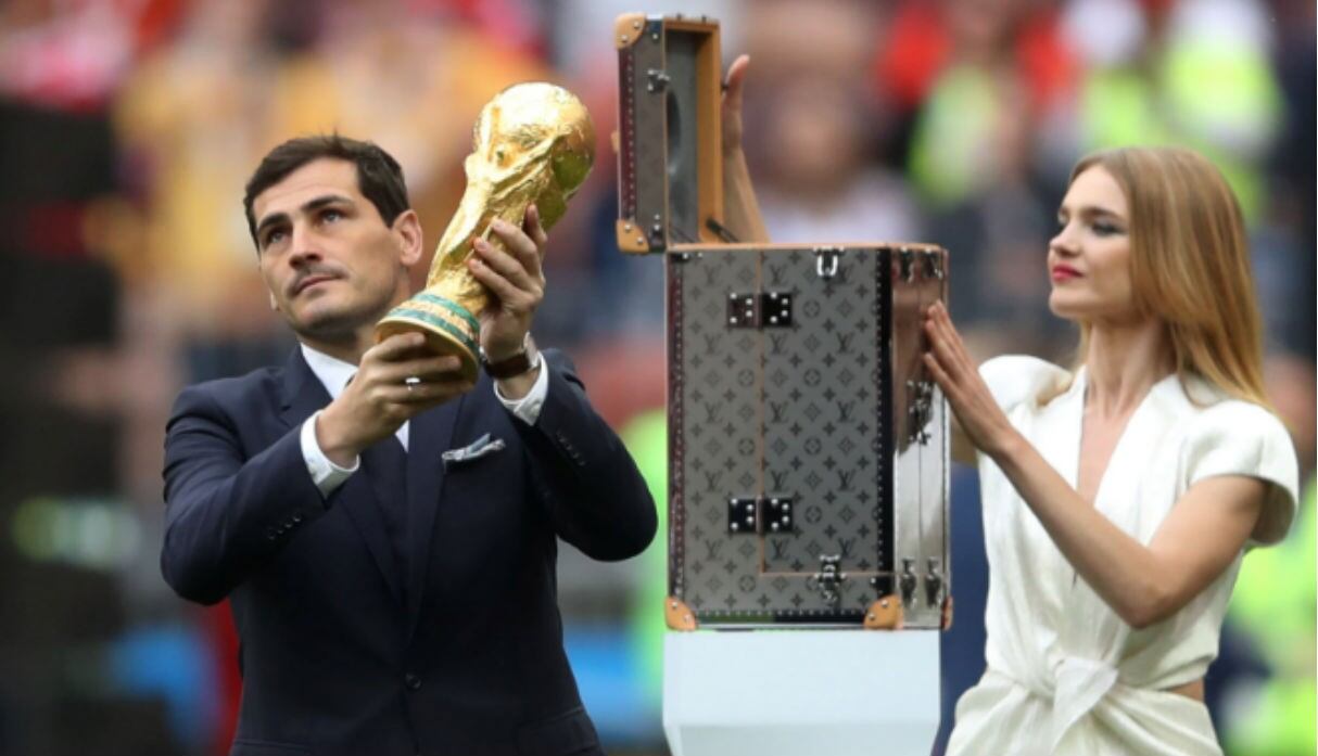 Iker Casillas y Natalia Vodianova presentaron la Copa del Mundo.