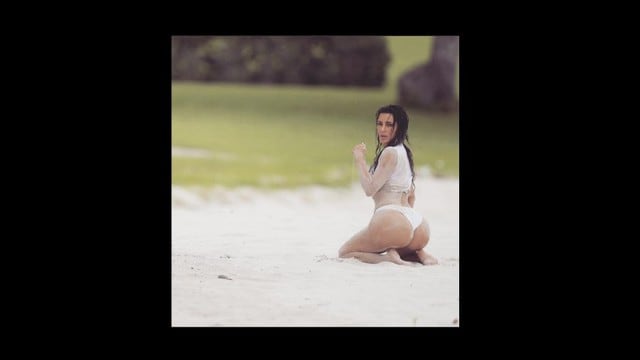Kim Kardashian vuelve a deleitar a sus fanáticos con esta candente foto.