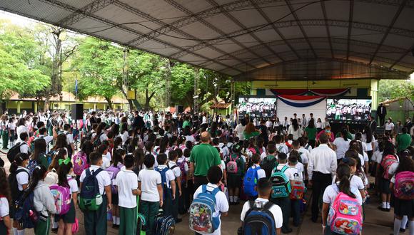 Los niños asisten a una clase en una escuela pública el primer día de clases presenciales después de dos años y medio de aprendizaje remoto debido a la pandemia de COVID-19. (Foto: NORBERTO DUARTE / AFP)