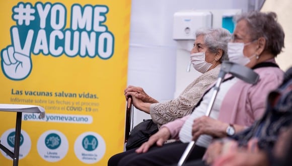 Un grupo de adultos mayores espera para recibir la primera dosis de la vacuna china Sinovac contra el coronavirus, en un centro de salud en Santiago. (EFE/ Alberto Valdés).