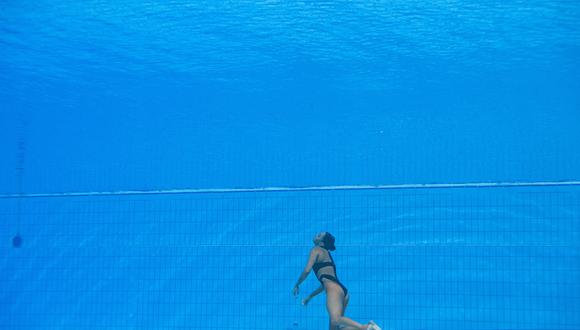 La estadounidense Anita Alvarez se hunde hasta el fondo de la piscina durante un incidente, en la final femenina de natación artística libre en solitario. (Foto de Oli SCARFF / AFP)