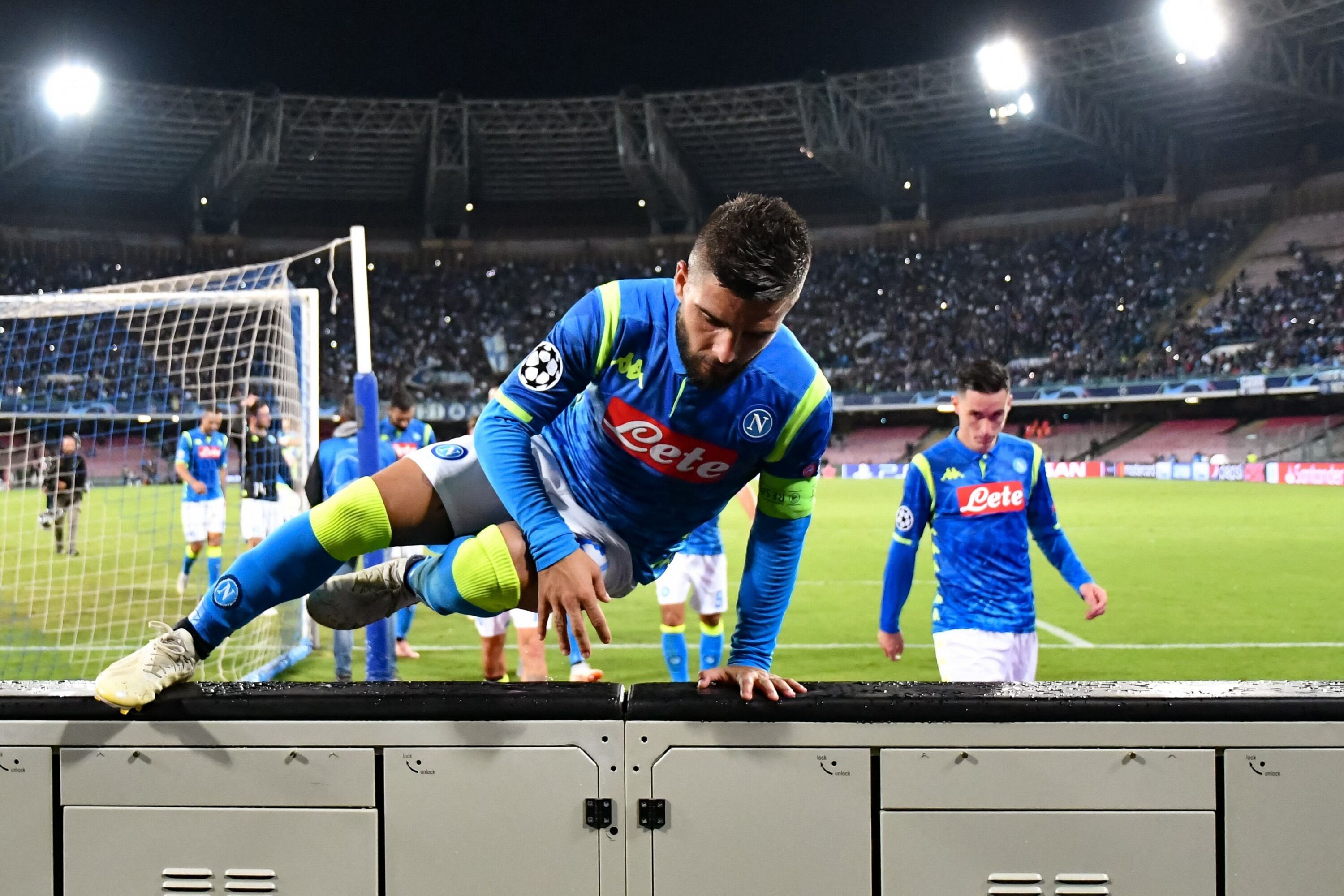 Lorenzo Insigne anota el único y dramático gol del partido en el que Napoli venció a Liverpool.