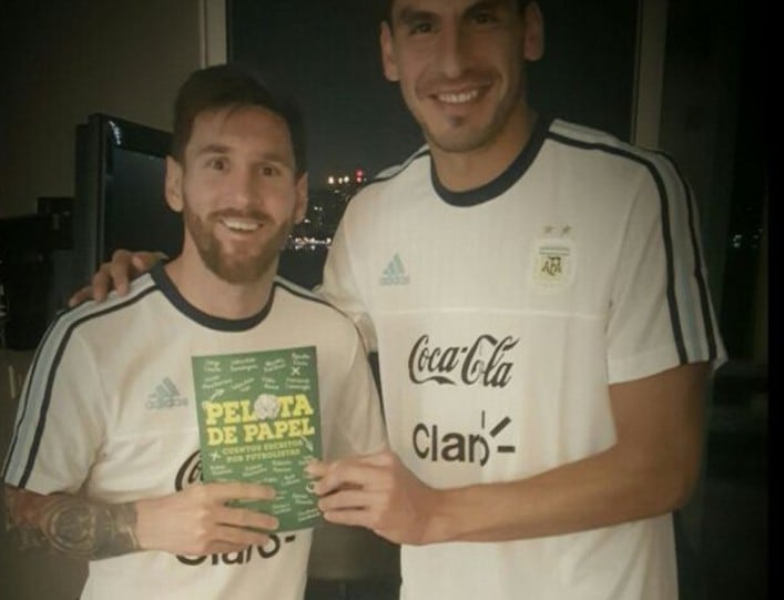Pelota de Papel el libro de cuentos de fútbol que escribieron Jorge Cazulo y Mariano Soso