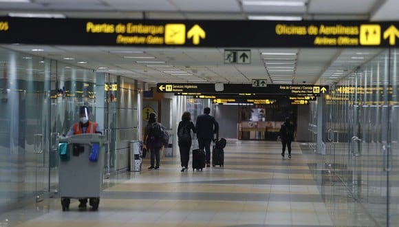 El viceministro de Transportes, Paúl Caiguaray, calculó que los vuelos hacia los cinco nuevos destinos de Europa no pasarán de ocho o diez hasta fin de año. (Foto: Hugo Pérez / GEC)