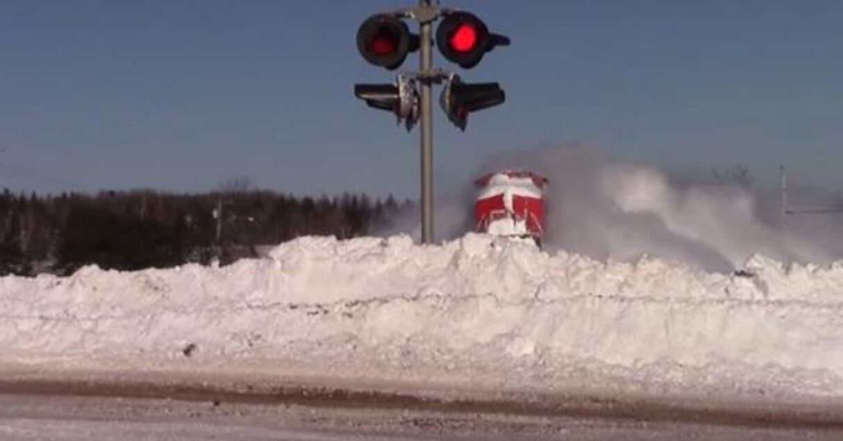 El momento en que un Ferrocarril desaparece en medio de la nieve mientras pasa por el riel.
