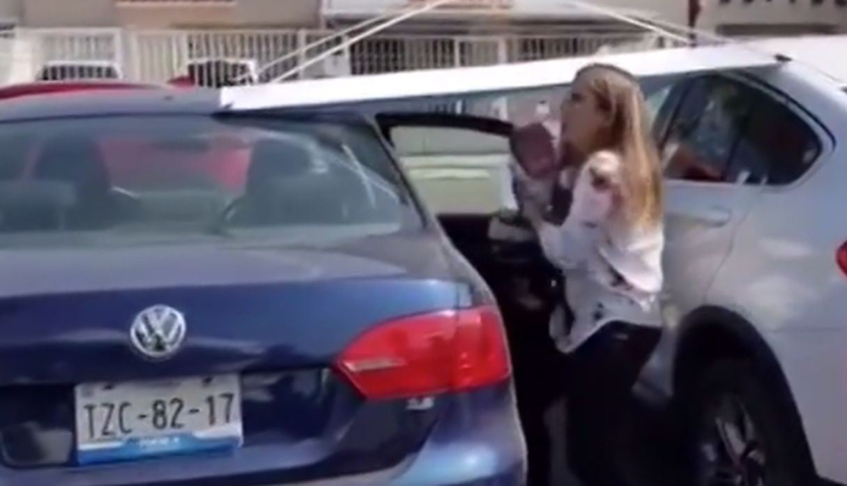 Deja encerrada a su bebé en su auto y casi se asfixia.