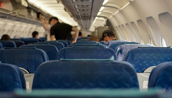 La pasajera de un vuelo abrió la puerta de emergencia del avión y se sentó en el ala para tomar aire. La insólita escena se volvió viral en las redes sociales.(Foto: boryspilchany / Instagram)