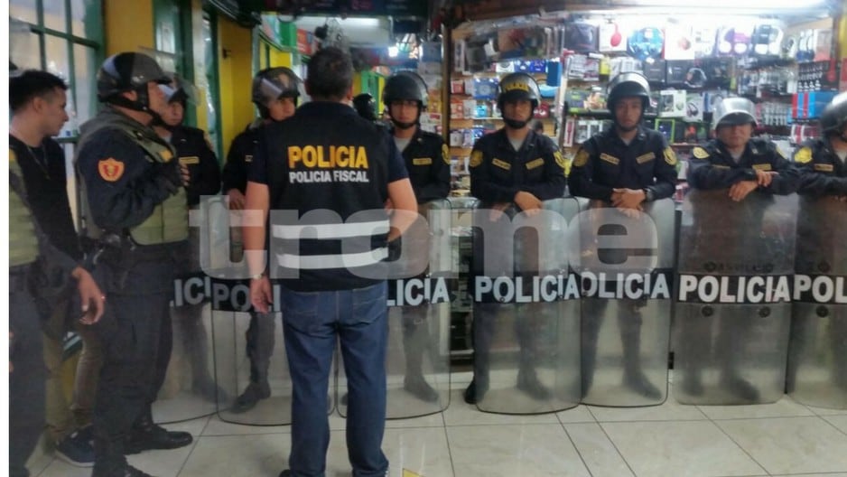 Policía Fiscal decomisaron más de dos mil celulares de última generación de contrabando en Mesa Redonda, Cercado de Lima.