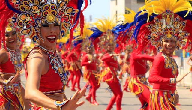 Un gran despliegue de colorido y fantasía disfrutaron los asistentes al Cumbiódromo de la Vía 40, en donde para el tercer día del Carnaval de Barranquilla se llevó a cabo la Gran Parada de Comparsas. (EFE).