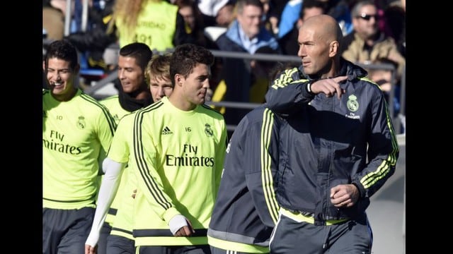 Zinedine Zidane fue ovacionado por la hinchada del Real Madrid en su primer entrenamiento como DT del Real Madrid. (Foto: Agencias)