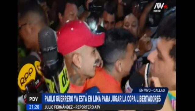 Paolo Guerrero llegó a Lima y se armó el alboroto en el aeropuerto Jorge Chávez.
