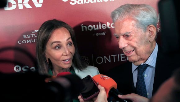 El escritor peruano Mario Vargas Llosa e Isabel Preysler atienden a los medios de comunicación a su llegada a la entrega del premio "Madrileño del Año", acto que se ha celebrado hoy lunes en el Teatro Real de Madrid. (Foto: EFE / Fernando Alvarado).