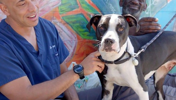 Kwane Stewart es el veterinario que transita por las calles de California ofreciendo examinar a los perros de la calle. | Foto: Facebook Kwane Stewart