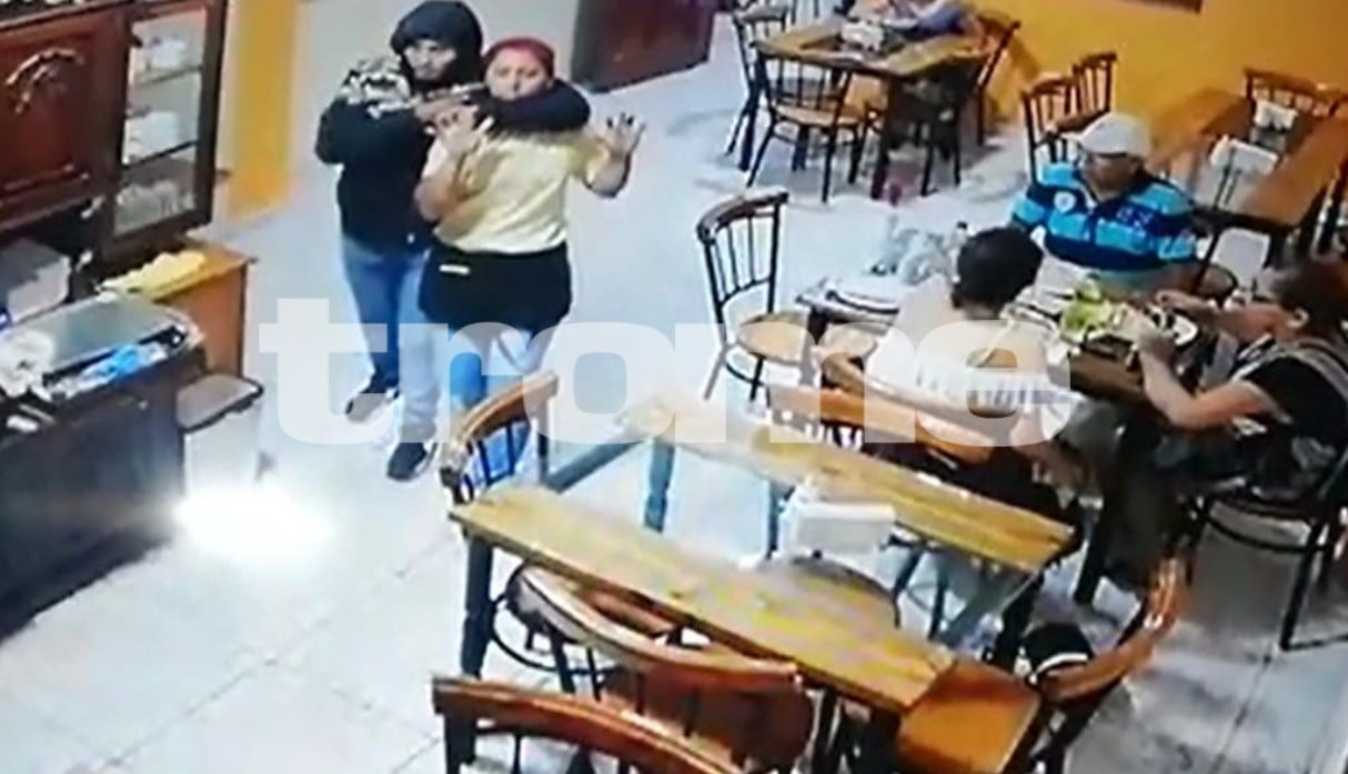 Una mesera venezolana fue captada como rehén por delincuentes que asaltaron un restaurante, en Huacho. (Capturas: Trome)