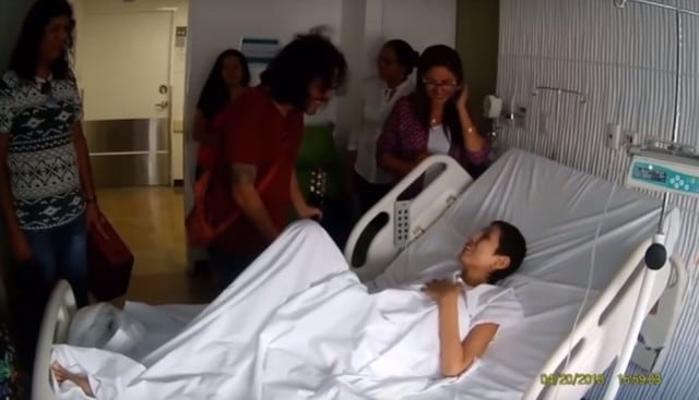 Amen sorprendió a una seguidora en el hospital. (Capturas: YouTube)