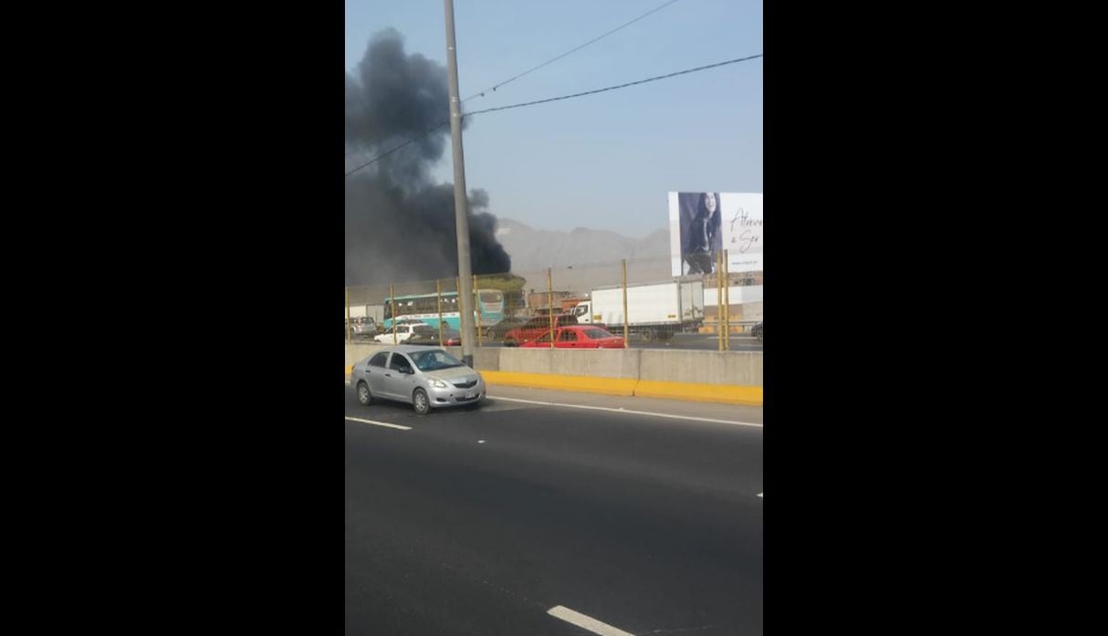 Reportan un incendio en un edificio en la avenida 1 de Mayo en El Agustino. Foto: Twitter