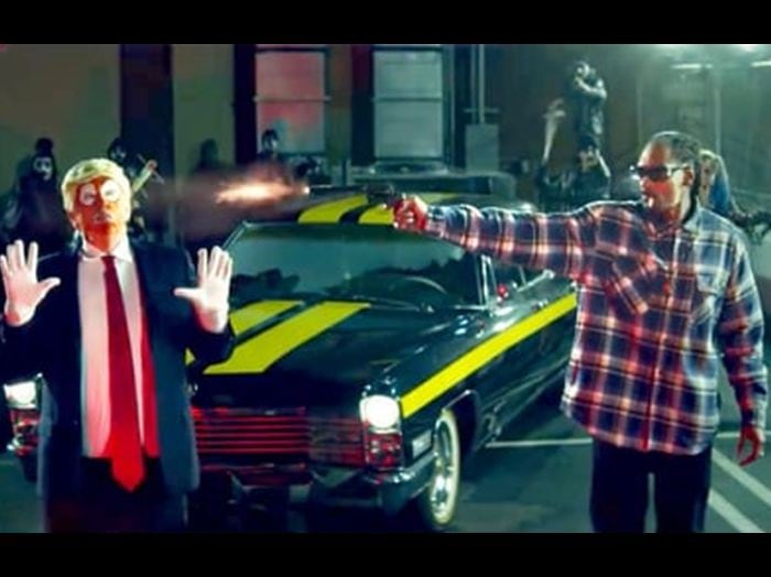 Snoop Dogg apuntando a Donald Trump.
