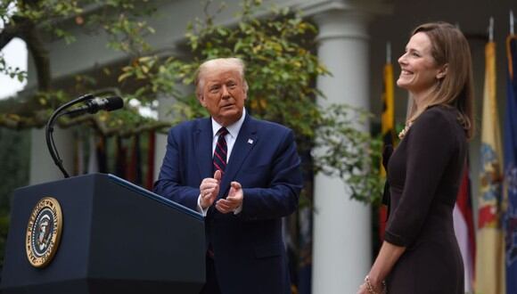 El presidente de los Estados Unidos, Donald Trump, anuncia a su candidata a la Corte Suprema de los Estados Unidos, la jueza Amy Coney Barrett, en el Rose Garden de la Casa Blanca en Washington. (AFP/Olivier DOULIERY).