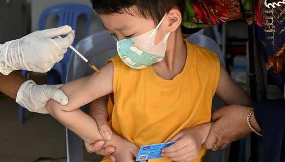 Ministerio de Salud estima vacunar a más de 2 millones menores de 5 años, aplicar cuarta dosis a mayores de 18 años y seguir exigiendo la tercera dosis para ingreso a espacios cerrados. (Foto: Referencial/ Tang Chhin Sothy / AFP)