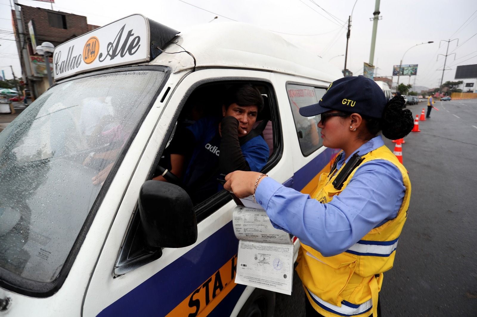 Envían al depósito a combis que circulaban sin permiso y debían miles de soles en papeletas. (Foto: Municipalidad de Lima)
