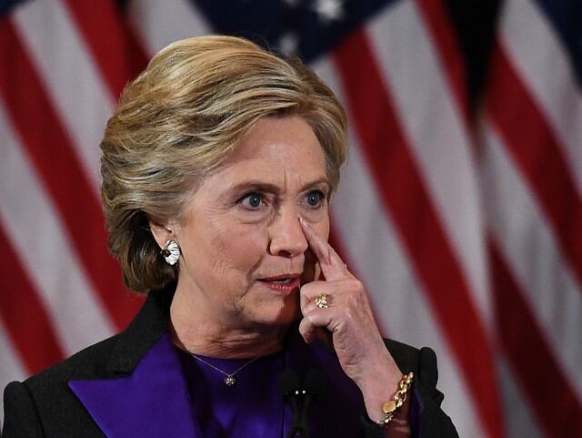 Hillary Clinton reconoció que el resultado es "doloroso", pero enfatizó que lo importante no es ella sino "el país que tanto amamos".