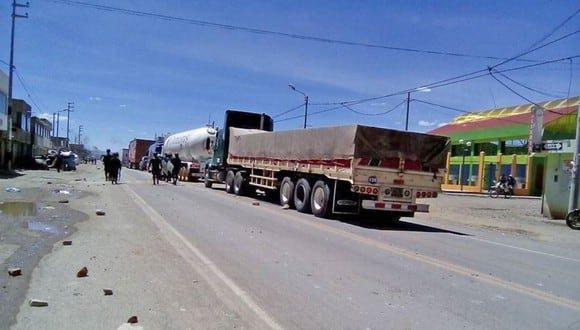 Hoy se cumple el cuarto día consecutivo del paro de transportistas de carga pesada en protesta por el alza del precio del combustible. (Foto: Andina)