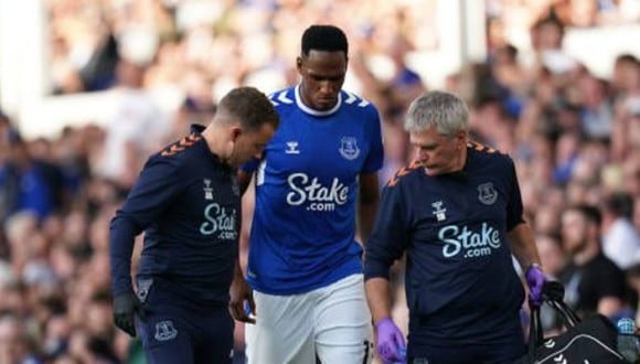 Yerry Mina salió lesionado a los 70 minutos del encuentro ante Chelsea. Foto: Getty Images.