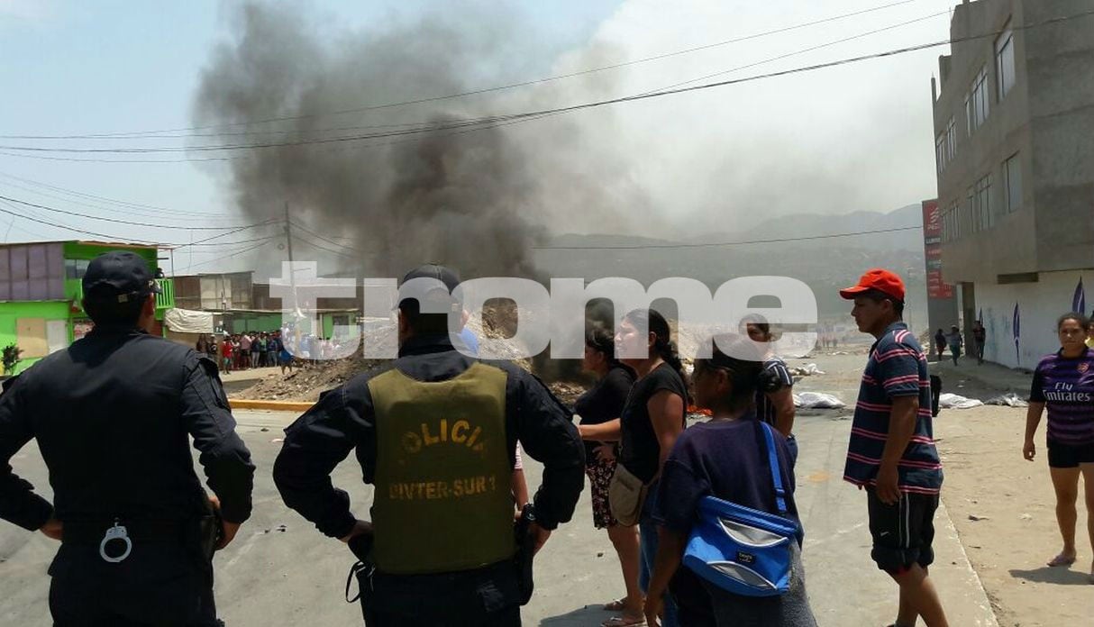 Enfretamiento entre vecinos invasores y policía en Villa el Salvador. Foto: Mónica Rochabrum