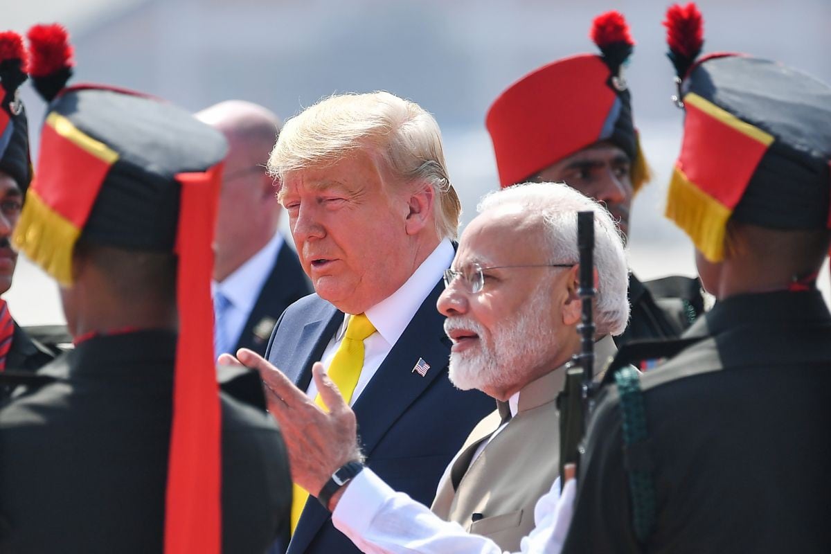 El primer ministro de la India, Narendra Modi, saluda al presidente de los Estados Unidos, Donald Trump, a su llegada al aeropuerto internacional Sardar Vallabhbhai Patel en Ahmedabad. (AFP)