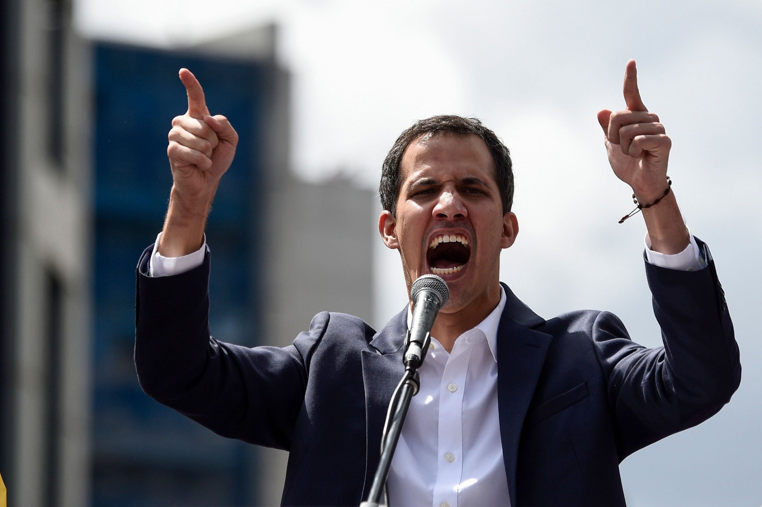 Juan Guaidó aterrizó este lunes en la capital venezolana, en medio la aclamación de una gran multitud de personas. (Foto: AFP)