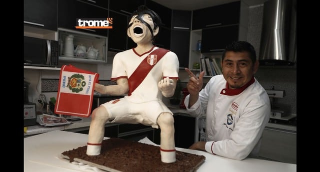 Chef Juan Carlos y su equipo elaboran escultura de chocolate de Gianluca Lapadula con uniforme de la selección y gritando goooool. (Trome / César Campos)
