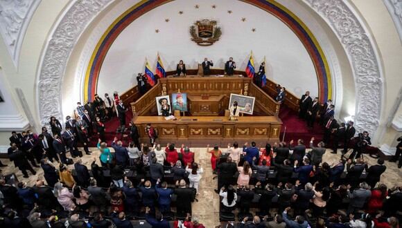 El presidente de la Asamblea Nacional Jorge Rodríguez; Iris Varela, primera vicepresidenta y Didalco Bolívar, segundo vicepresidente durante un evento oficial en Caracas.  (EFE/ Rayner Peña).